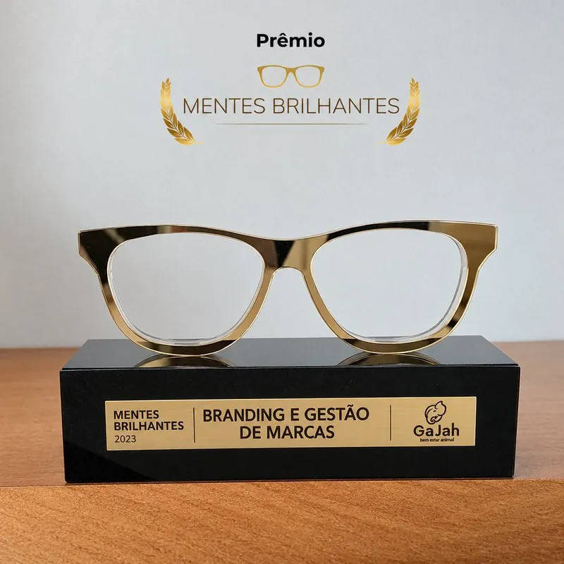 Troféu do Prêmio Mentes Brilhantes 2023, categoria Branding e Gestão de Marcas, com a logo da GaJah na plaqueta