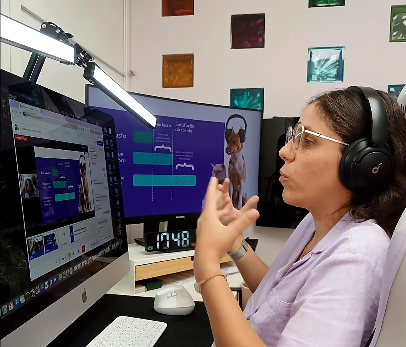 Tali Vasquez dando aula online de headset