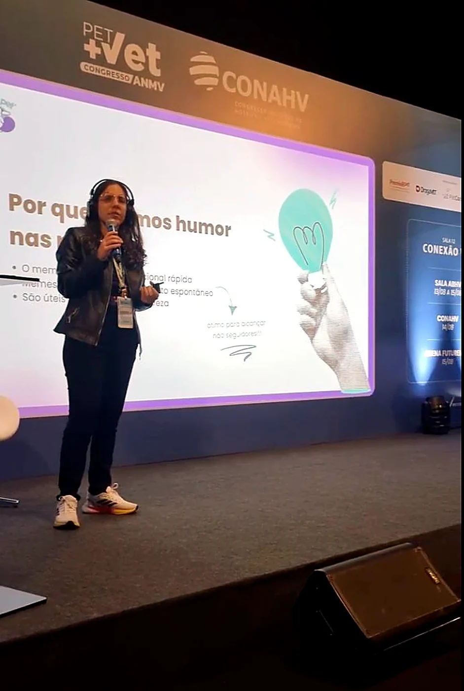 Tali Vasquez palestrando no palco de um congresso veterinário