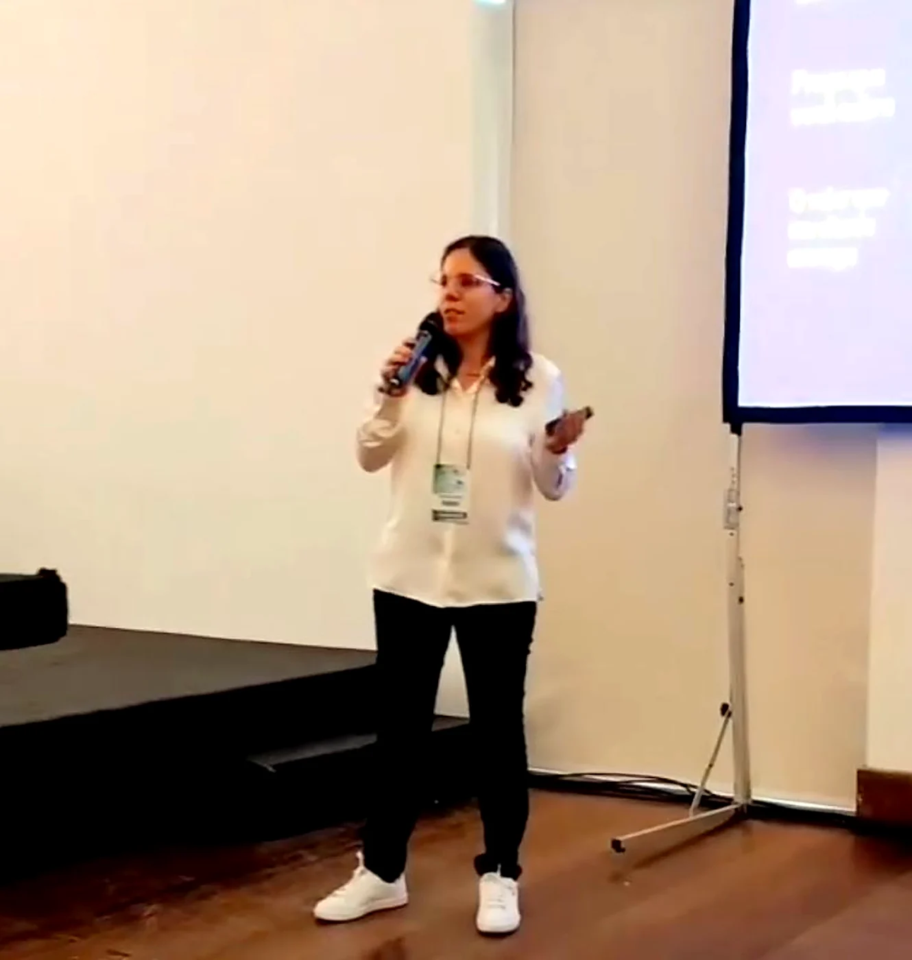 Tali Vasquez palestrando com microfone