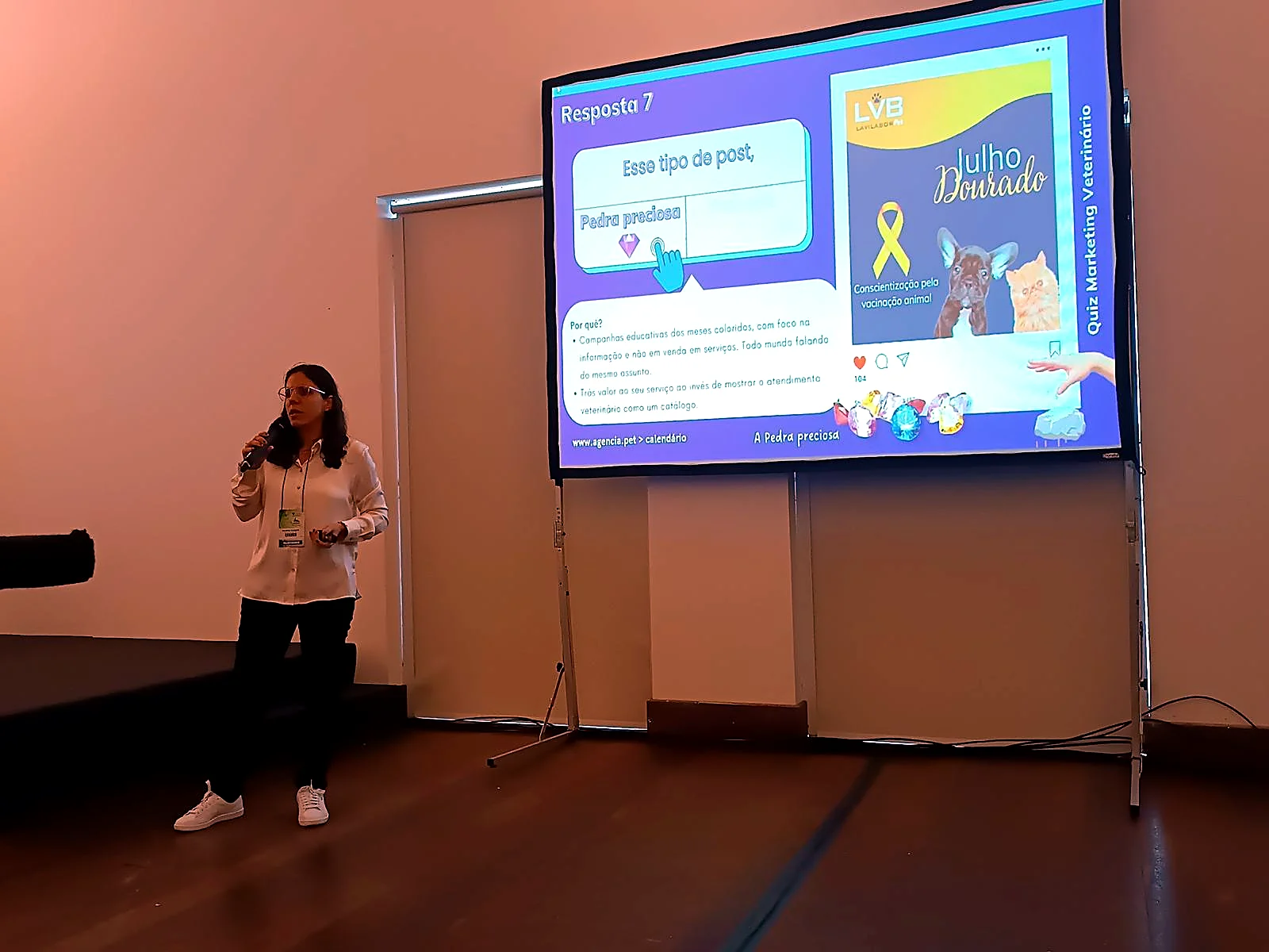 Tali Vasquez apresentando slides sobre conteúdo para redes sociais