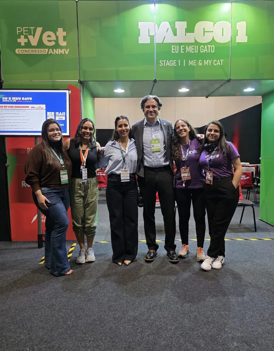 Equipe da Agência Pet no Congresso Pet Vet da ANMV, em frente ao palco Eu e Meu Gato